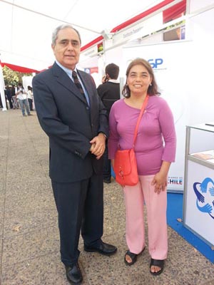 Fernando Romo, Jefe del Departamento de Atención a Usuarios de la Superintendencia, junto a una de las asistentes a la feria. Fernando Romo, Jefe del Departamento de Atención a Usuarios de la Superintendencia, junto a una de las asistentes a la feria.